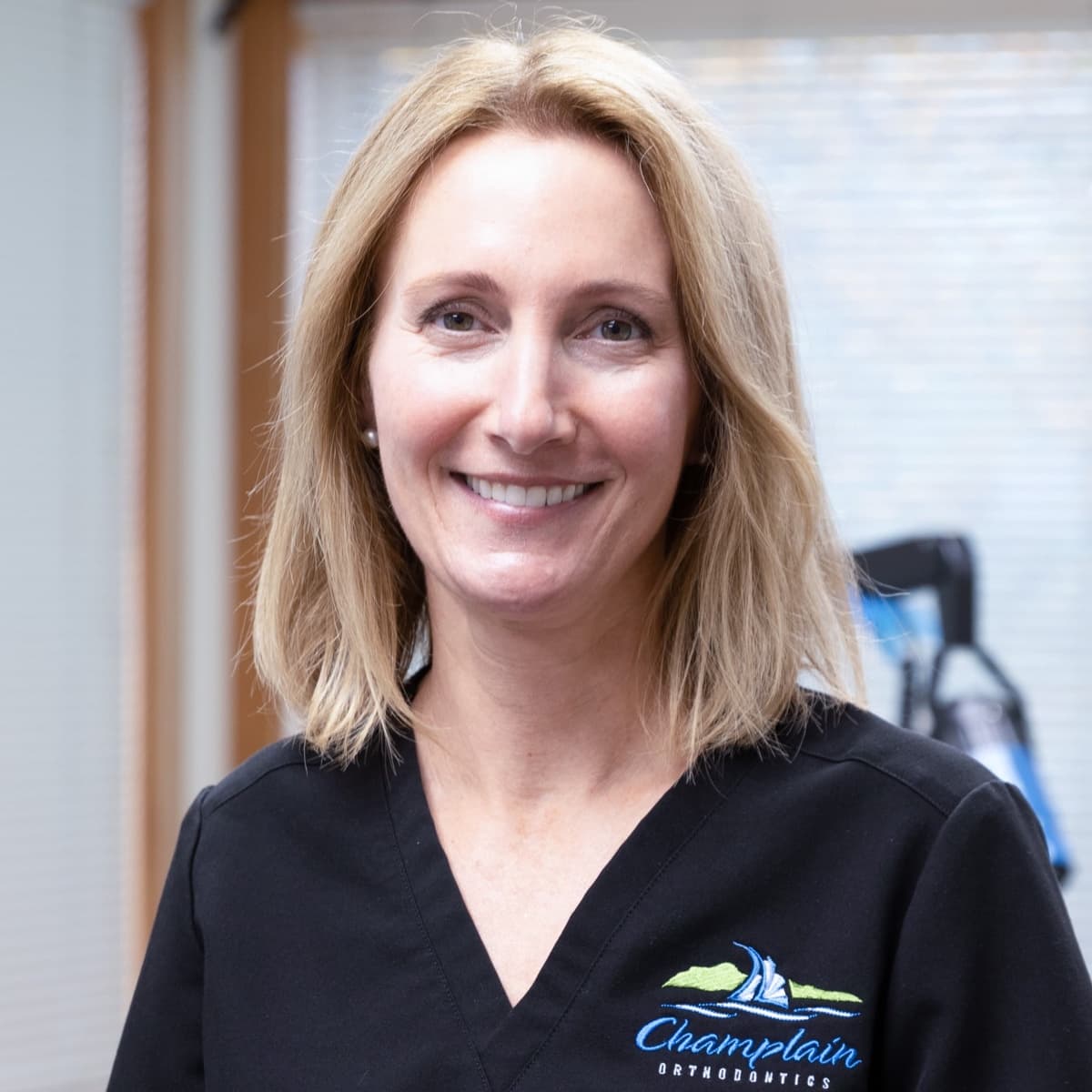 dr. elissa eaton headshot